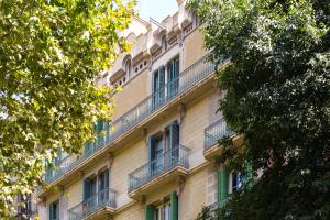 - un bâtiment avec des balcons sur le côté dans l'établissement Quartprimera Apartments, à Barcelone