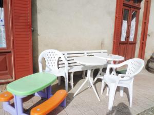 mesa, sillas, mesa y banco en Les Marronniers, en La Chapelle-sous-Brancion