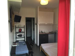 a small room with a bed and a small kitchen at Asklan in Bormes-les-Mimosas