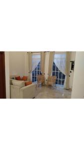 ヌワラエリヤにあるRegal Rose Luxury Holiday Apartmentsのソファとテーブルのあるリビングルーム