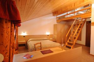 Łóżko lub łóżka w pokoju w obiekcie Hotel Petit Tournalin