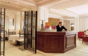 Vestibiulis arba registratūra apgyvendinimo įstaigoje Hotel Suites Unic Renoir Saint-Germain