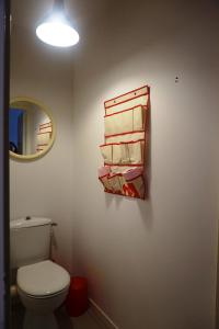 ビスカロッスにある16 RÉSIDENCE PLACE DUFAU -098のバスルーム(トイレ、鏡付)