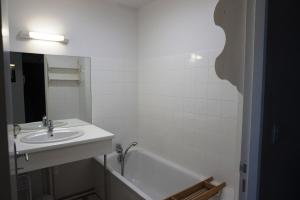 ビスカロッスにある16 RÉSIDENCE PLACE DUFAU -098の白いバスルーム(シンク、バスタブ付)