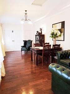 een woonkamer met een tafel en stoelen bij The Old Chapel Cottage in Leighton Buzzard