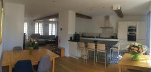 een keuken en een woonkamer met een tafel en stoelen bij Au Coeur de Nuits in Nuits-Saint-Georges