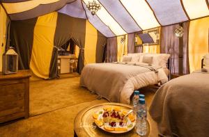 Llit o llits en una habitació de Luxury Camp Chebbi
