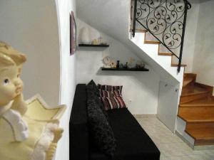 uma sala de estar com um sofá preto e escadas em Apartments Varos em Split