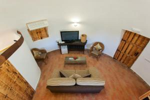 
a living room filled with furniture and a flat screen tv at Ardea Purpurea in Villamanrique de la Condesa
