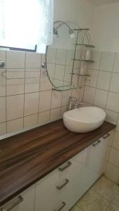 uma casa de banho com um lavatório branco e um espelho. em Apartments Varos em Split
