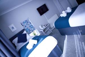 una piccola camera con letto e specchio di Rowton Poplars Hotel a Chester