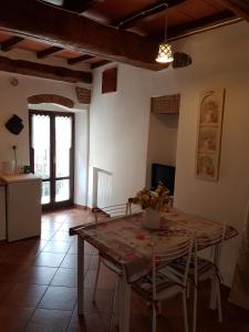 モンテプルチャーノにあるHoliday House Montepulciano - La Pianaのキッチン(テーブル、椅子付)