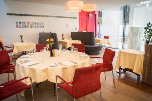un comedor con mesas y sillas rojas en Hotel Landgasthof Riehen / Basel, en Basilea