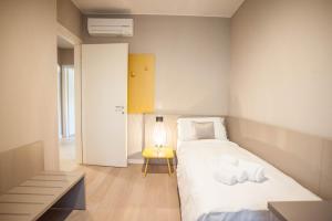 - une chambre avec un lit et une lampe sur une table dans l'établissement Murari Brà - Fiera Suite 01, à Vérone