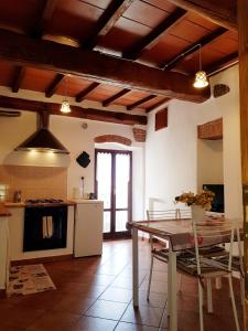 モンテプルチャーノにあるHoliday House Montepulciano - La Pianaのキッチン(テーブル付)、ダイニングルーム