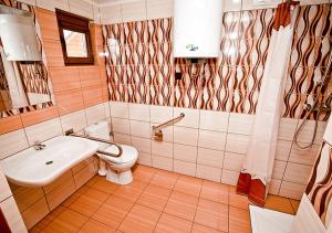 Ett badrum på Kakadu domki letniskowe Niechorze