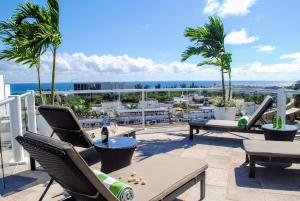 Un balcón con sillas y vistas al océano. en 5th Coral Suite, en Playa del Carmen