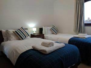 Cette chambre comprend 2 lits et une fenêtre. dans l'établissement Kings Lodge, à Telford
