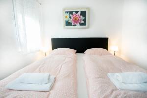 a bedroom with a bed with two towels on it at Waldheim in Nürtingen