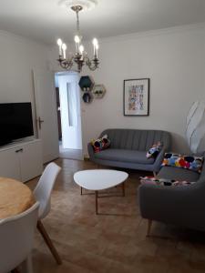 - un salon avec un canapé et une table dans l'établissement le 4bis, à Avignon