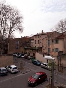 um grupo de carros estacionados num parque de estacionamento em le 4bis em Avignon