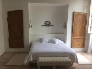 Ein Bett oder Betten in einem Zimmer der Unterkunft L'Ancien Couvent Cahuzac