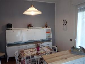 eine Küche mit einem Tisch und einem Esszimmer in der Unterkunft Como Ricky Apartment in Cavallasca