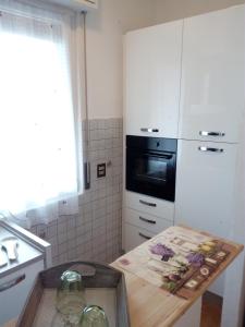 Kuchyň nebo kuchyňský kout v ubytování Como Ricky Apartment