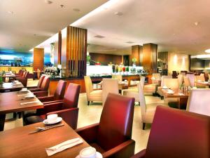 ASTON Makassar Hotel & Convention Center 레스토랑 또는 맛집