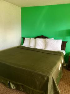 A bed or beds in a room at Travelers Inn Olney