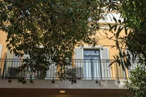 a building with a balcony with a window at Residence Tonduti in Nice