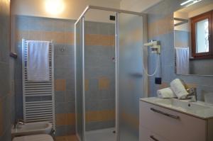a bathroom with a shower and a toilet and a sink at Affittacamere Porticciolo in Castelnuovo del Garda