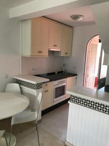 Kuchyňa alebo kuchynka v ubytovaní Adosado en residencial