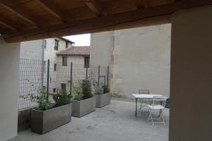 a patio with a table and chairs and plants at Au 21 in Avignon