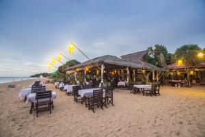 En restaurant eller et spisested på Lanta Nice Beach Resort - SHA Extra Plus