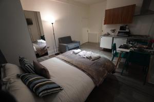 ein Schlafzimmer mit einem Bett mit zwei Handtüchern darauf in der Unterkunft London Queen Park Apartments in London