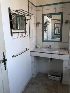 Ein Badezimmer in der Unterkunft L'Ancien Couvent Cahuzac