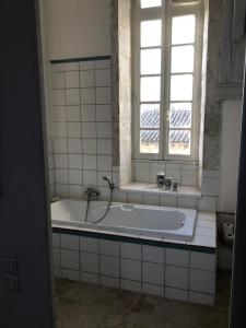 Ein Badezimmer in der Unterkunft L'Ancien Couvent Cahuzac
