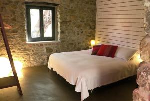 een slaapkamer met een wit bed en een raam bij Antoniana in La Spezia
