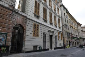 ジェノヴァにあるHelvetia Suiteの茶褐色の襟のある白い建物