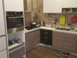 una cucina con lavello e fornello di Mount Taiwu Cozy B&B a Jinhu