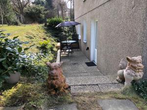 ドルトムントにあるIdyllische, separate FeWo im Dortmunder Südenの家の外に猫の像が二つ