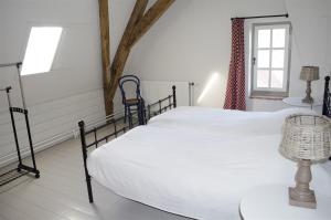 - une chambre avec 2 lits et une fenêtre dans l'établissement Vakantie Meerlo, à Meerlo