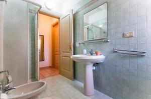 ein Badezimmer mit Waschbecken, Toilette und Spiegel in der Unterkunft Appartamento Arzachena Costa Smeralda in Arzachena + 24 Fotos
