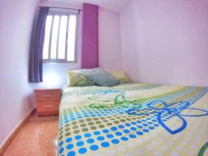 1 dormitorio con cama y ventana en Piso 8 Personas Wifi 500Mb, en Telde