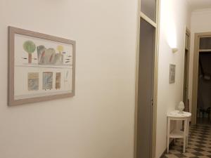 une photo accrochée à un mur dans une pièce dans l'établissement Duchi, à Palerme