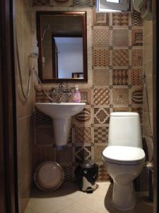 een badkamer met een toilet, een wastafel en een spiegel bij Guest Rooms Boutique Varna in Varna