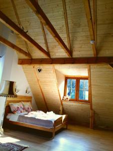 カジミエシュ・ドルニにあるSielsko-Anielsko centrumの木造家屋内のベッドルーム(ベッド付)