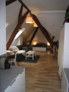 eine Küche und ein Wohnzimmer mit einem Loft in der Unterkunft Appartement et gîte Chez l'Habitant in Guebwiller