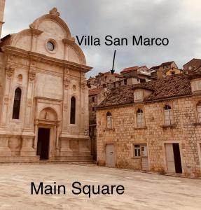 Villa San Marco في هفار: مبنى حجري قديم مع ساحة رئيسية